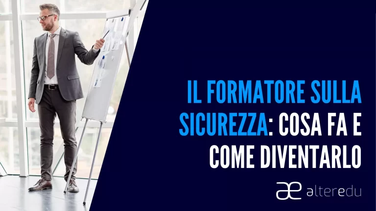 Un Formatore sulla Sicurezza tiene una lezione su un luogo di lavoro