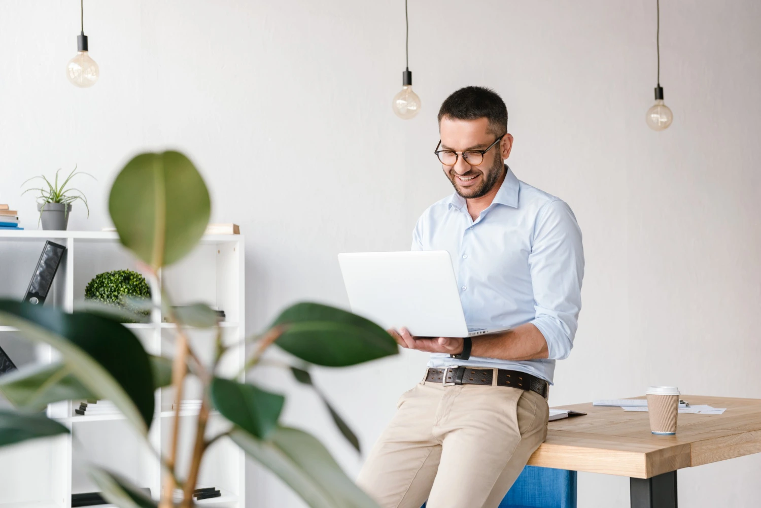 Giovane professionista in ufficio mentre studia per ottenere una certificazione informatica al PC