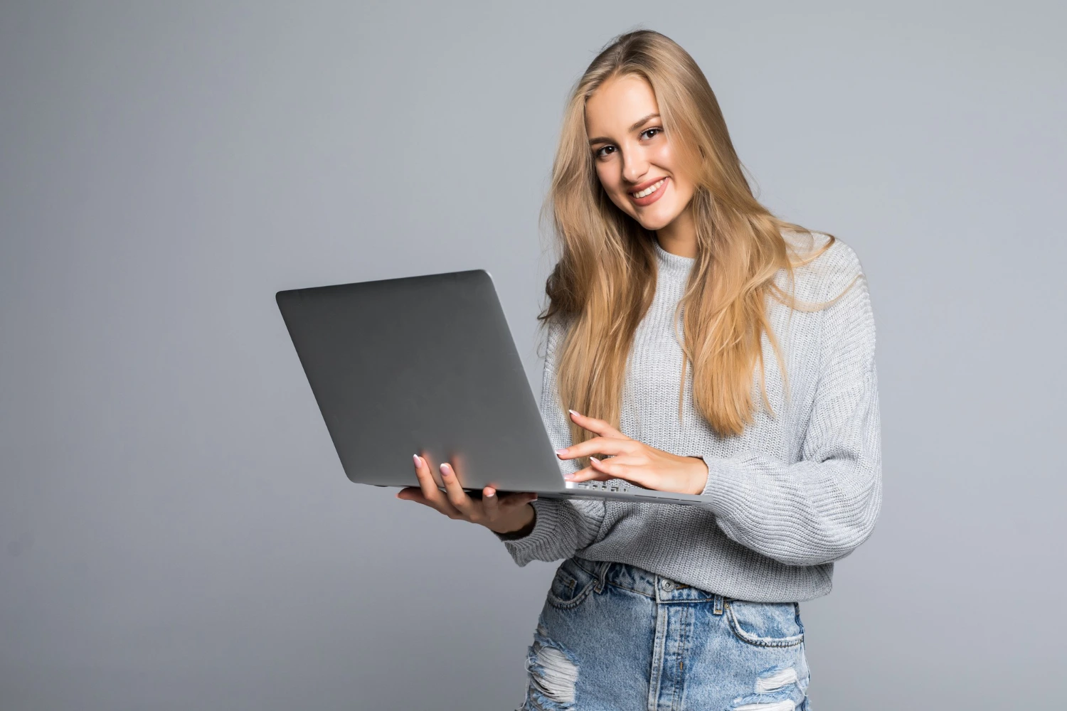 Giovane ragazza soddisfatta che ha ottenuto una certificazione informatica dopo un esame al PC