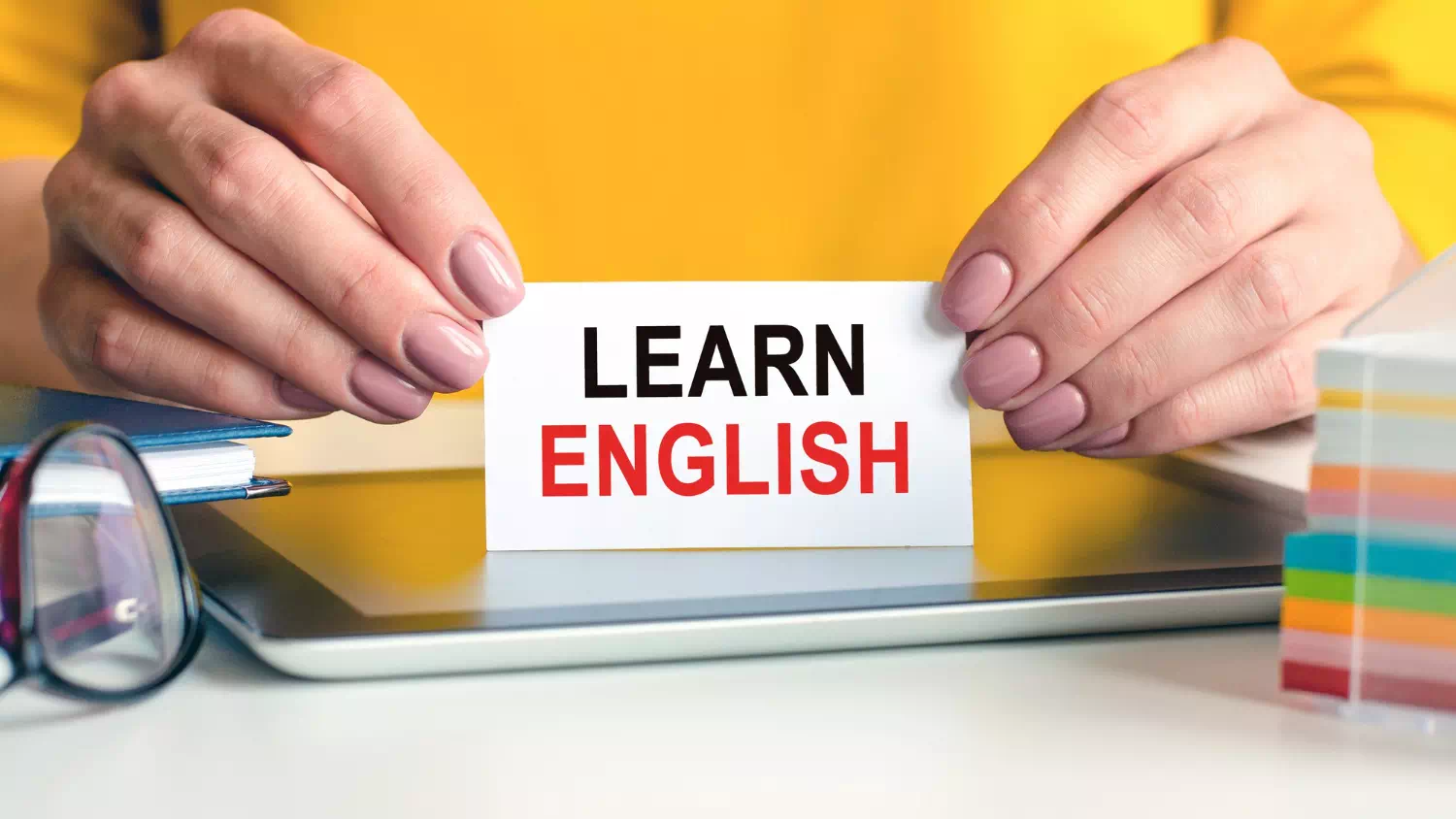Studente di lingua mentre segue un corso sulla Certificazione di Inglese Livello C1