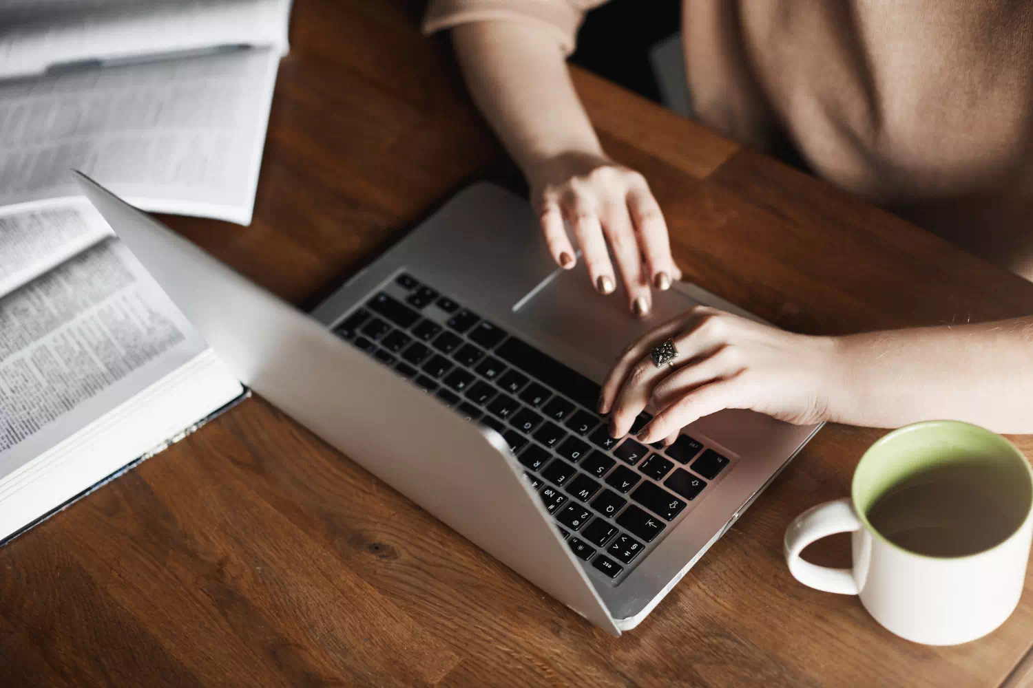 Account manager che traduce dei documenti al PC grazie alle capacità acquisite con la certificazione di inglese livello C2