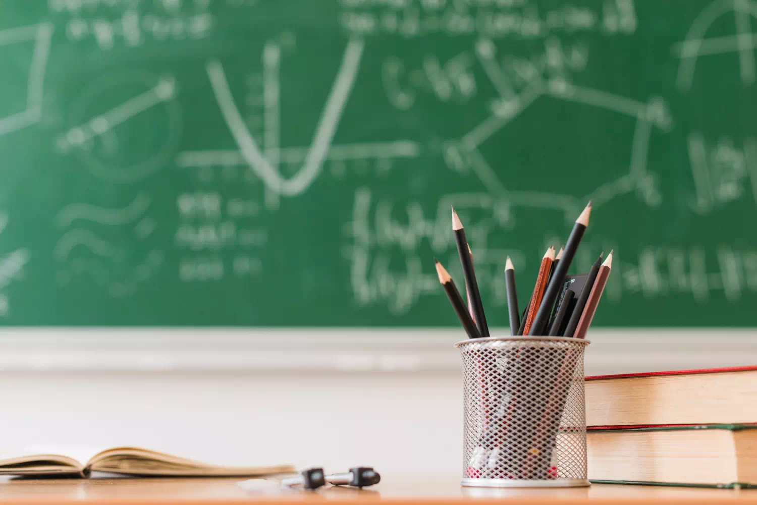 Aula tenuta in ordine da collaboratore scolastico assunto tramite Graduatoria ATA di III fascia